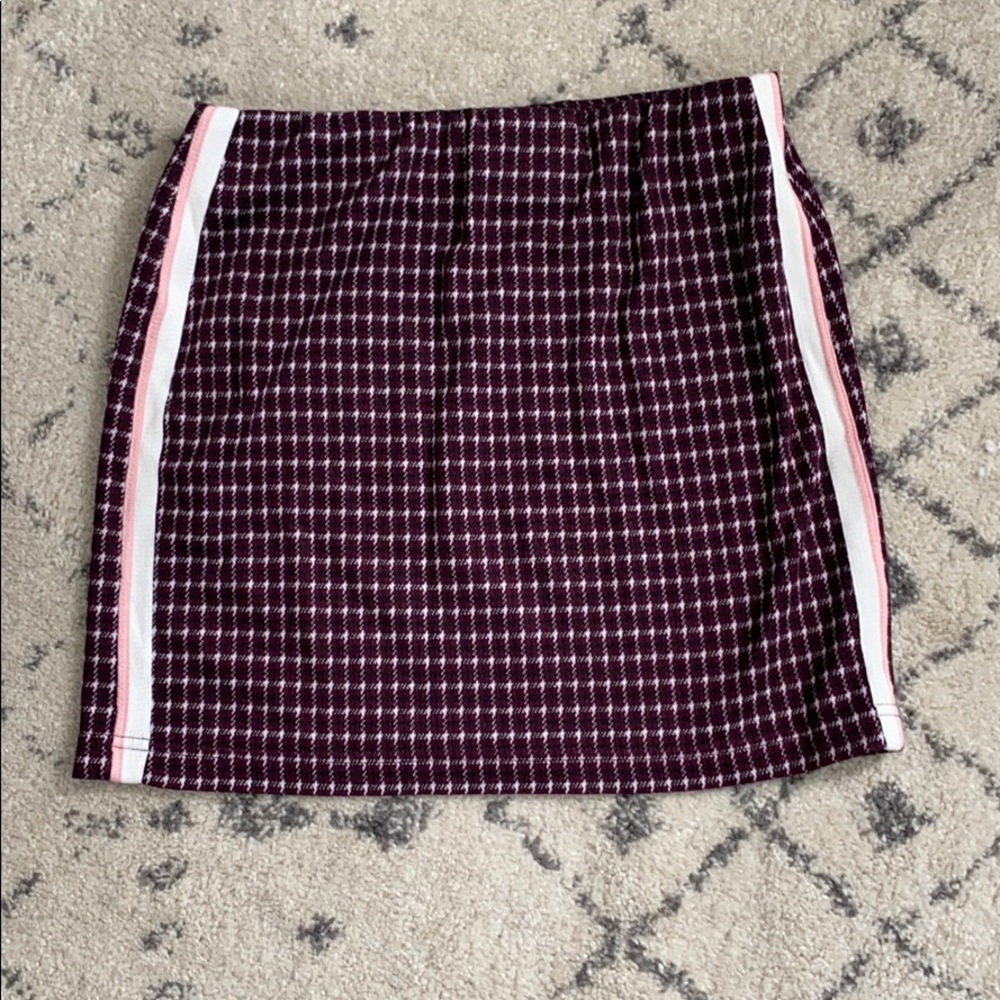 Maroon houndstooth knit skirt